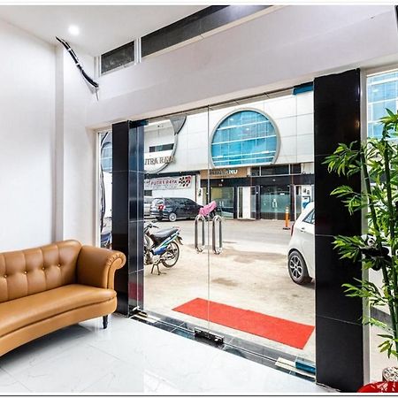 Reddoorz Plus @ Centrium Katamso Medan Buitenkant foto