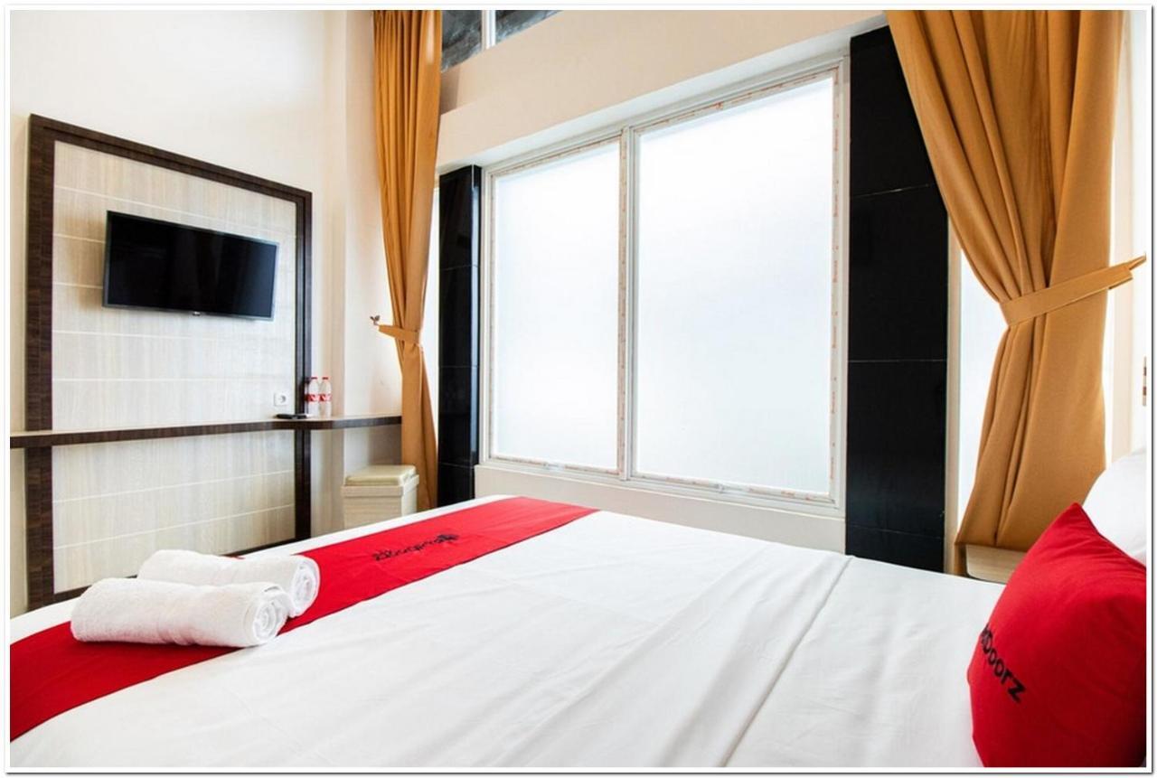 Reddoorz Plus @ Centrium Katamso Medan Buitenkant foto