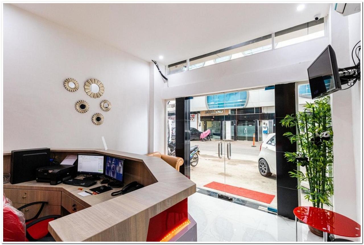 Reddoorz Plus @ Centrium Katamso Medan Buitenkant foto