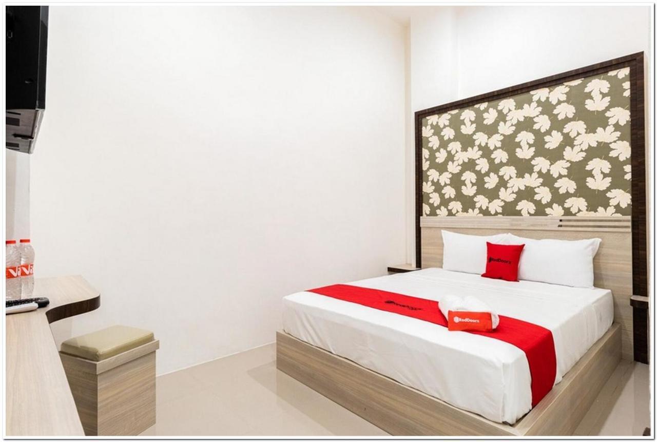 Reddoorz Plus @ Centrium Katamso Medan Buitenkant foto