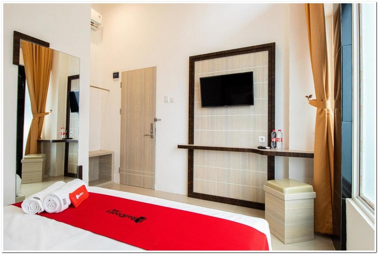 Reddoorz Plus @ Centrium Katamso Medan Buitenkant foto